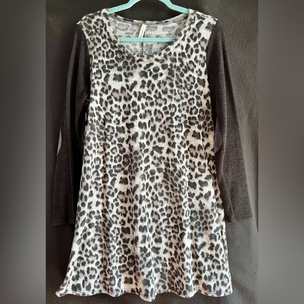 Snow Leopard Print Tunic with Pockets (Sz Med)